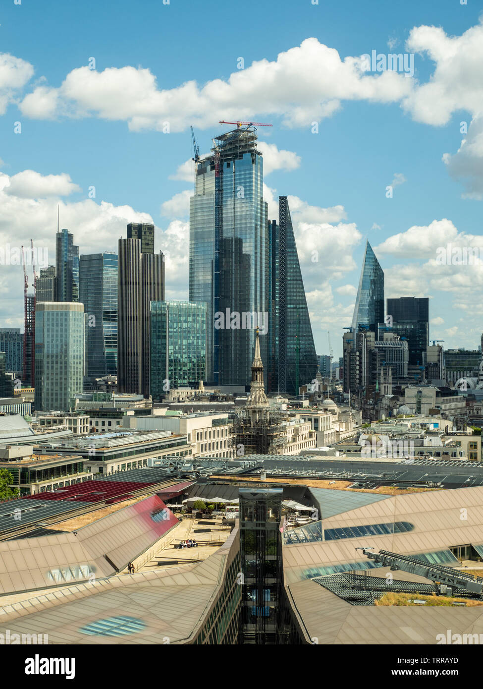 Blick von St Pauls Cathedra mit "One New Change" Bottom und Wolkenkratzern im Hintergrund, London, England. Stockfoto