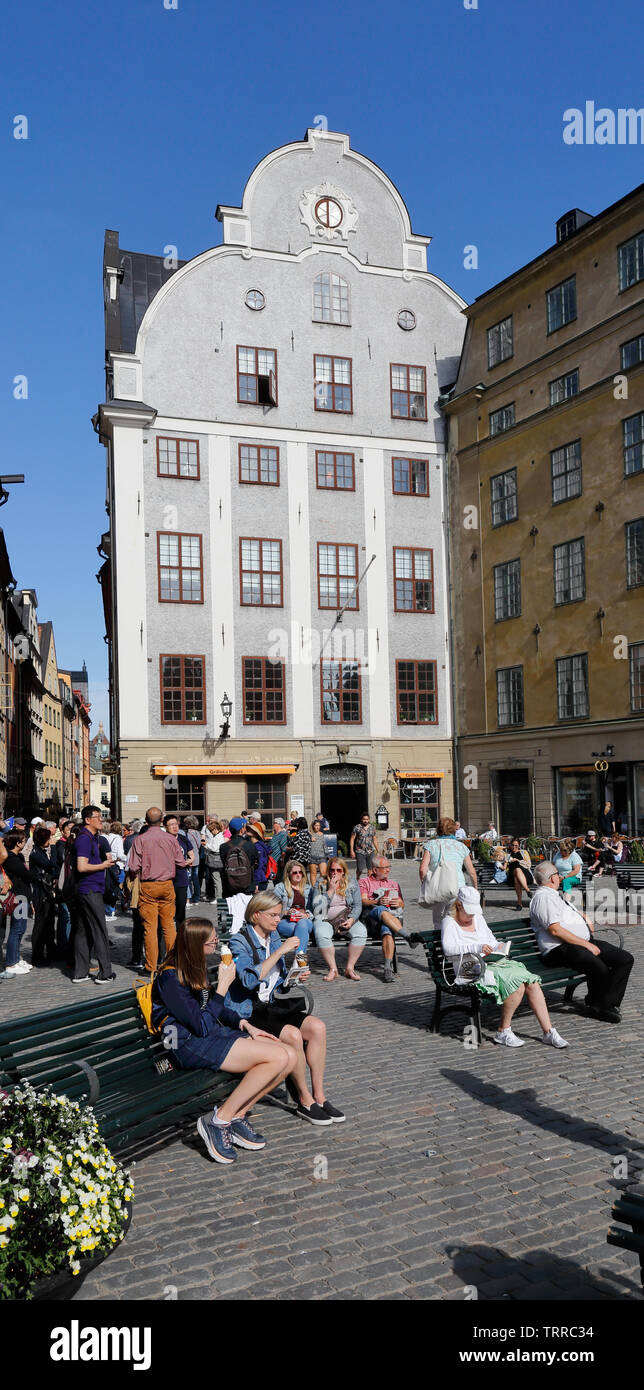 Stockholm, Schweden - 10. Juni 2019: Menschen am Platz Stortorget in der Altstadt. Stockfoto