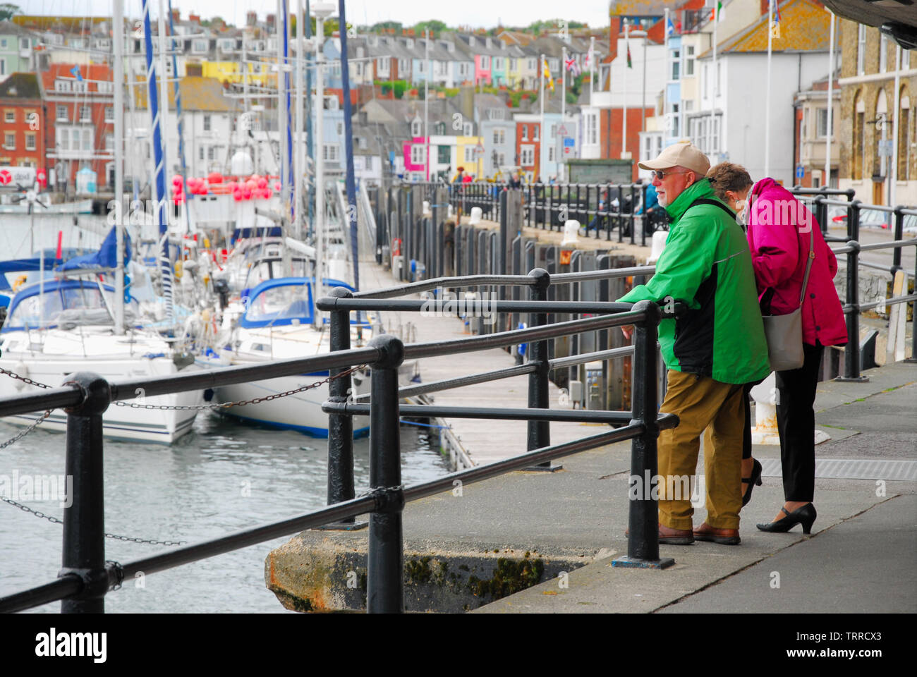 Weymouth, Großbritannien. 11. Juni 2019. Weymouth Hafen zieht Besucher an, obwohl die Temperaturen weit unter dem Durchschnitt für die Zeit des Jahres sind. Credit: stuart Hartmut Ost/Alamy leben Nachrichten Stockfoto