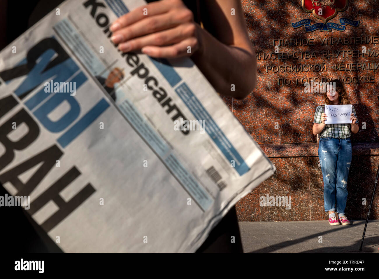 Moskau, Russland. 11. Juni 2019 hält eine Frau Kommersant Tageszeitungen Zeitung mit der Vorderseite zu lesen "Ich bin (Wir sind), Ivan Golunov" während eines Protestes außerhalb der Hauptniederlassung der Moskauer Polizei gegen die Inhaftierung von Journalisten Ivan Golunov. Russlands drei angesehensten Tageszeitungen am 10. Juni veröffentlichte die gleiche vordere Seite in einer noch nie da gewesenen Akt der Solidarität über die Verhaftung eines investigativen Reporter auf Droge lädt. Golunov, eine 36-jährige investigative Reporter mit Meduza, einer unabhängigen russischen Medien Outlet, zurückgehalten wurde letzte Woche über Behauptungen, daß er hergestellt und behandelt Drogen Stockfoto