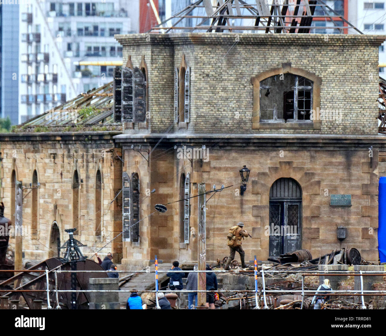 Glasgow, Schottland, Großbritannien, 11. Juni, 2019. Rauch auf dem Wasser, wie Steven Spielberg den ersten Weltkrieg Film "1917" begann Dreharbeiten in der Govan graving Docks am Ufer des Flusses Clyde in der Stadt heute mit Pyrotechnik getestet und in diesem Szenario ein Soldat Richard Madden oder George Mackay stürmt das Haus mit einem Sniper auf der zweiten Etage. Credit: Gerard Fähre / alamy Leben Nachrichten Stockfoto
