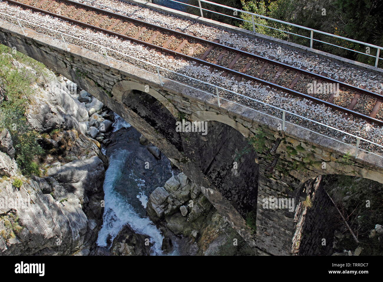 Italien Piemont Seen Orta San Giulio Lago d'Giulio italienischen Alpen Schmalspurbahn railroad Track auf steinerne Brücke von Alagna Valsesia Stockfoto