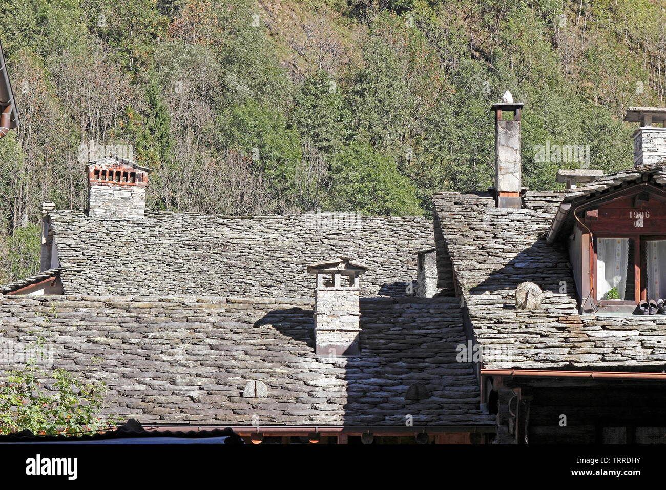 Italien Piemont Seen Lago d'Giulio italienischen Alpen Alagna Valsesia Tal traditionelle Walser Holz Gebäude Architektur Stein Dach und Holz Pol c Stockfoto