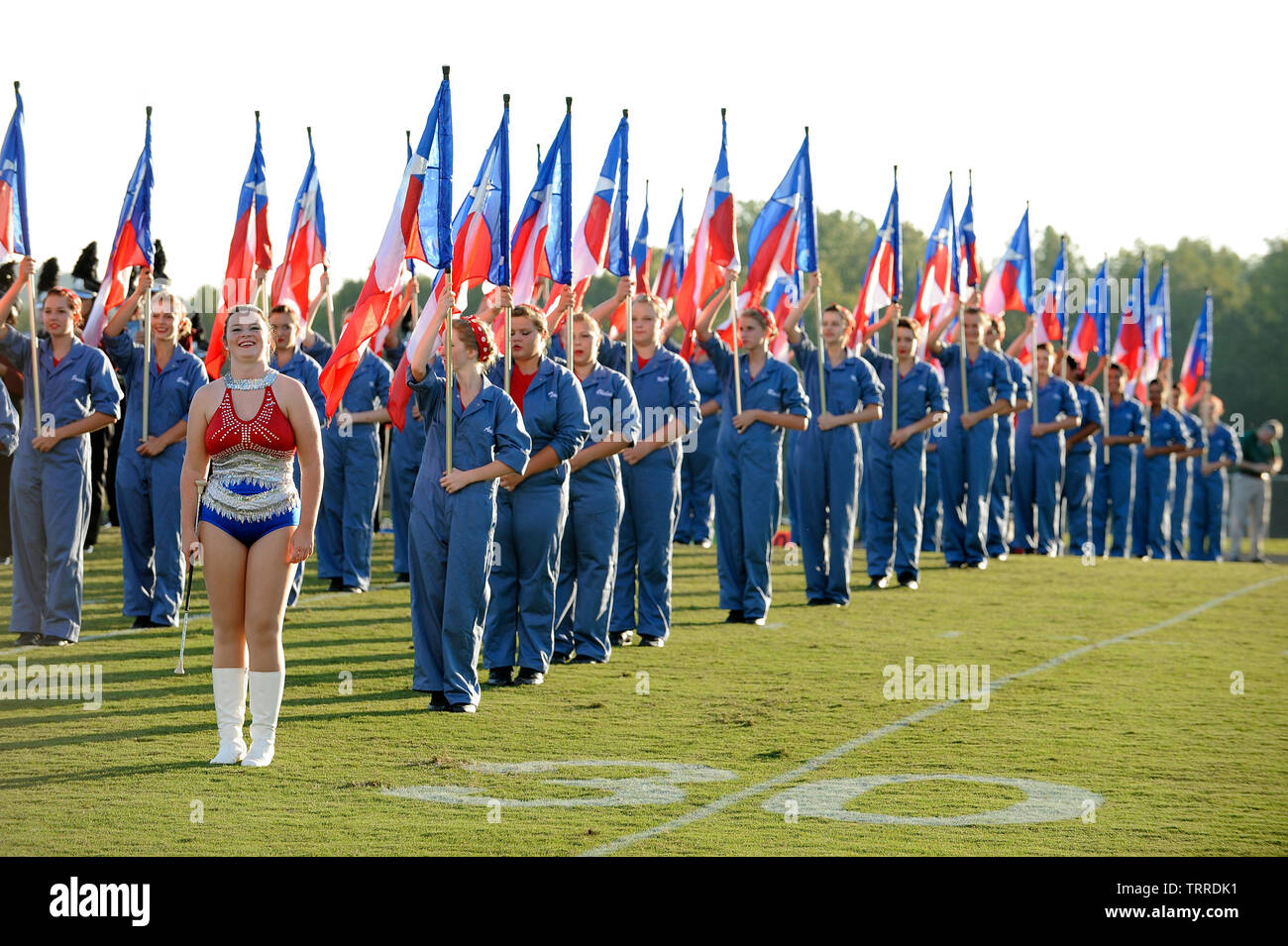 Chestatee's High School flag Corp vor einem Freitag Abend Fußball Spiel in Hall County, Georgia USA vorformen. Foto: © Billy Grimes/Alamy Stockfoto