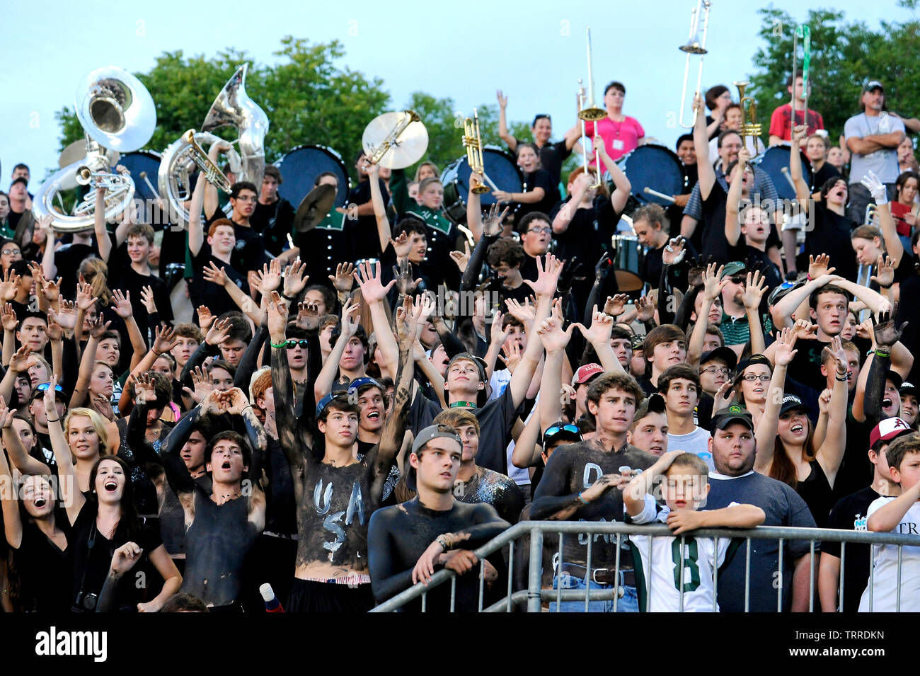 North Hall County Georgia High School Studenten und Bandmitglieder jubelnd auf Ihren trojan Football Team. Foto: © Billy Grimes/Alamy.com Stockfoto