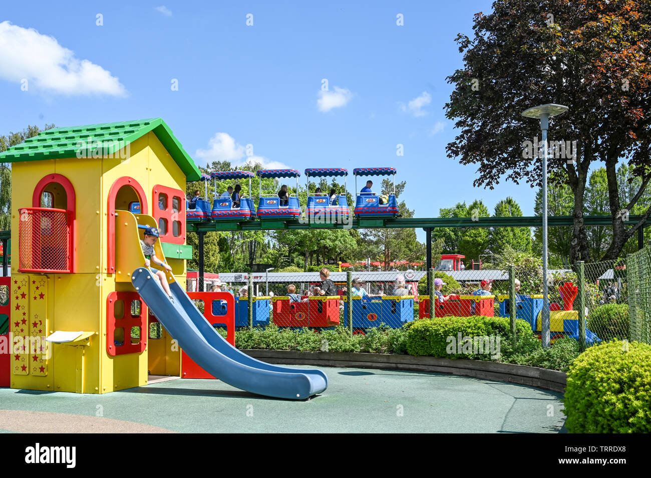 Spielplatz und der Monorail im Legoland in Billund, Dänemark. Dieses Family Theme Park wurde im Jahre 1968 eröffnet und ist von 65 Millionen Lego Steinen gebaut. Stockfoto