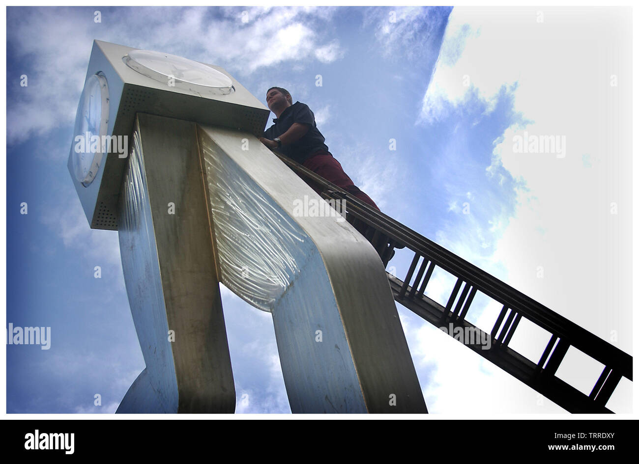 Man setzt auf das "Running Man" Uhr in Glasgow Bild Copyright Chris Watt Tel zu arbeiten - 07887 554 193 Info@chriswatt.com www.chriswatt.com Stockfoto
