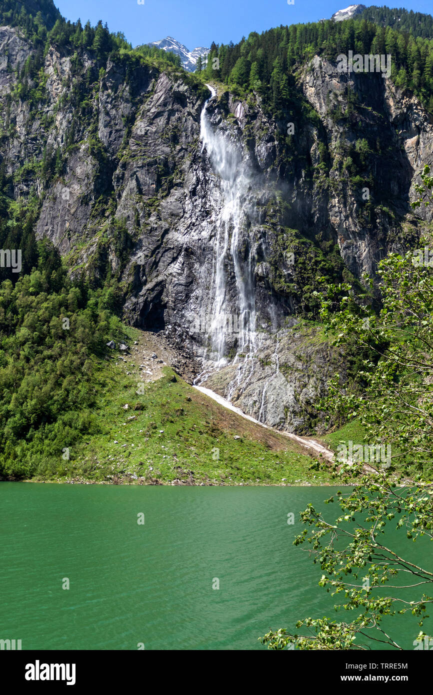 Wasserfall fließt über Granit roocks Stillup in den Bergen, See, Österreich, Tirol, Zillertal Stockfoto