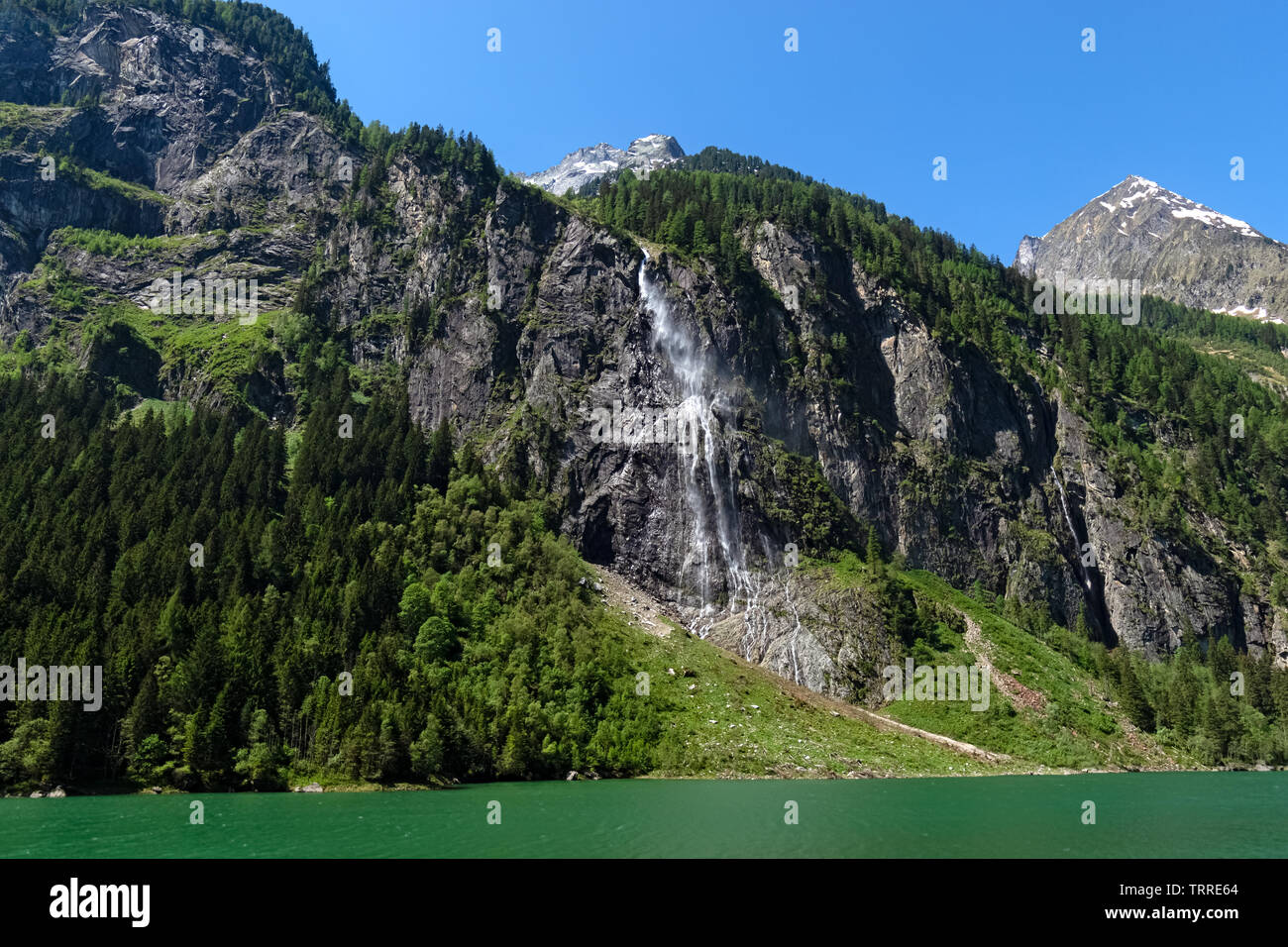 Panoramablick auf den Wasserfall Stillup auf dem See in den Alpen, Österreich, Tirol Stockfoto