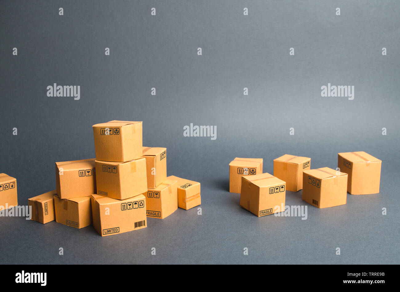 Viele Kartons. Produkte, Güter, Handel und Einzelhandel. E-Commerce, Verkauf von Waren über Online Trading Plattform. Fracht, liefern. Verkauf Stockfoto