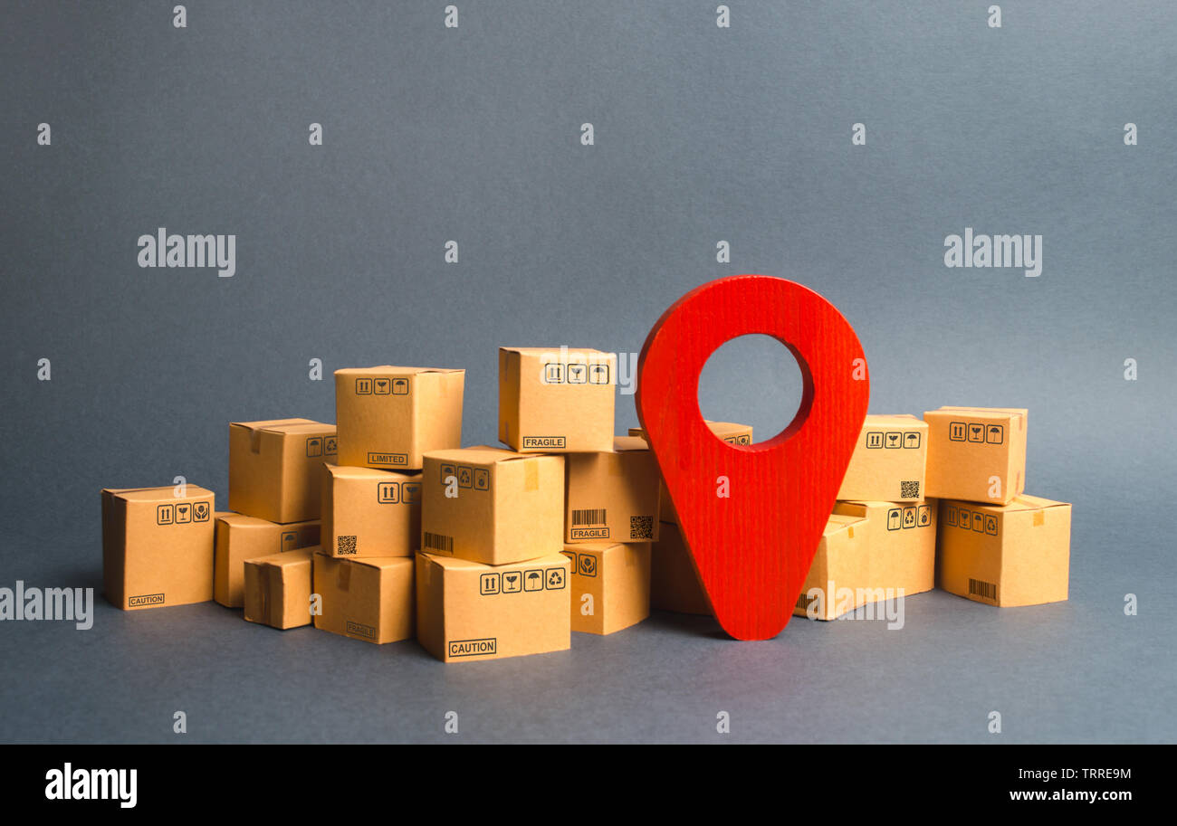 Viele Kartons und einem roten position Pin. Auffinden von Paketen und Waren. Algorithmus für den Aufbau eines minimalen Route für die Lieferung von Bestellungen. Lo Stockfoto