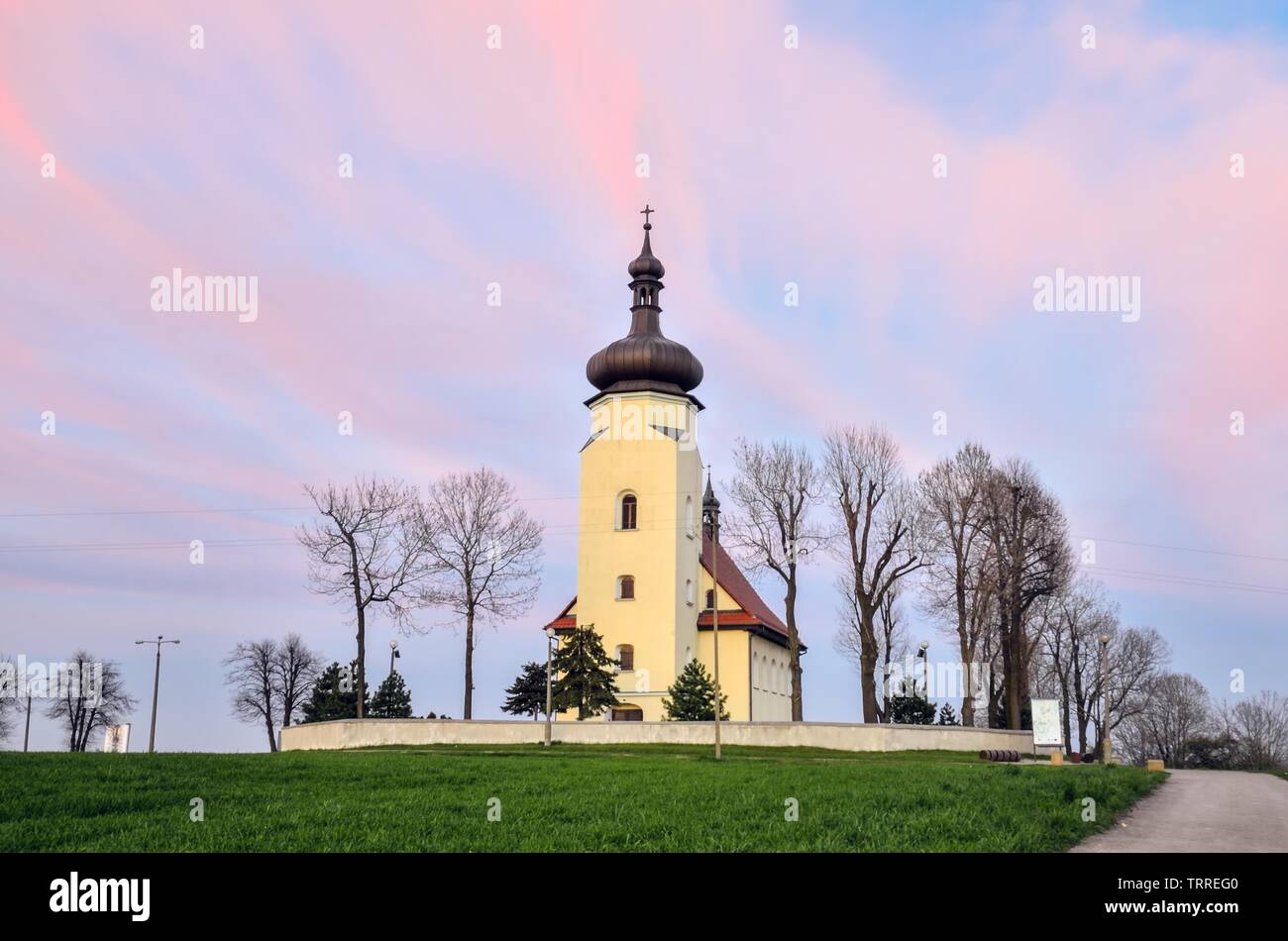 Schöne Kirche auf dem Hügel in der Landschaft. Kirche St. Clemens in Lędziny in Polen. Stockfoto