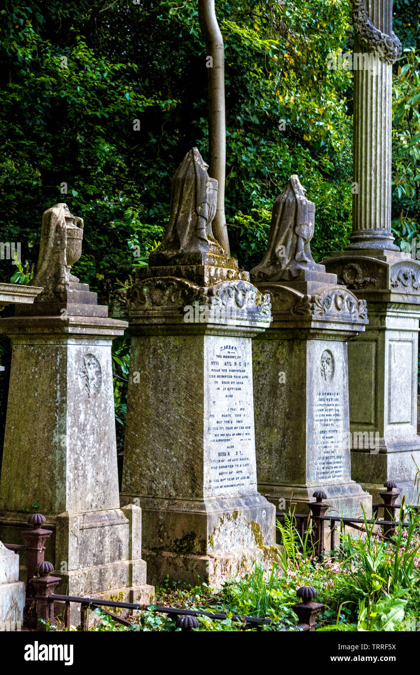 Reihe von aufwändigen Gräbern Denkmäler mit drapierten Urnen für die Abreise der Seele aus dem Körper, Highgate West Friedhof, London, UK Stockfoto