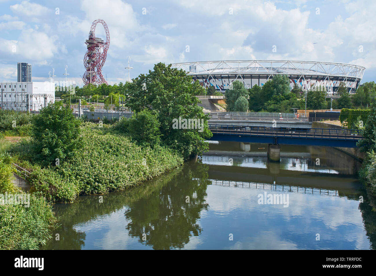 Den Fluss Lea bei London Olympic Park, mit dem London Stadion und die ArcelorMittal Orbit im Hintergrund Stockfoto