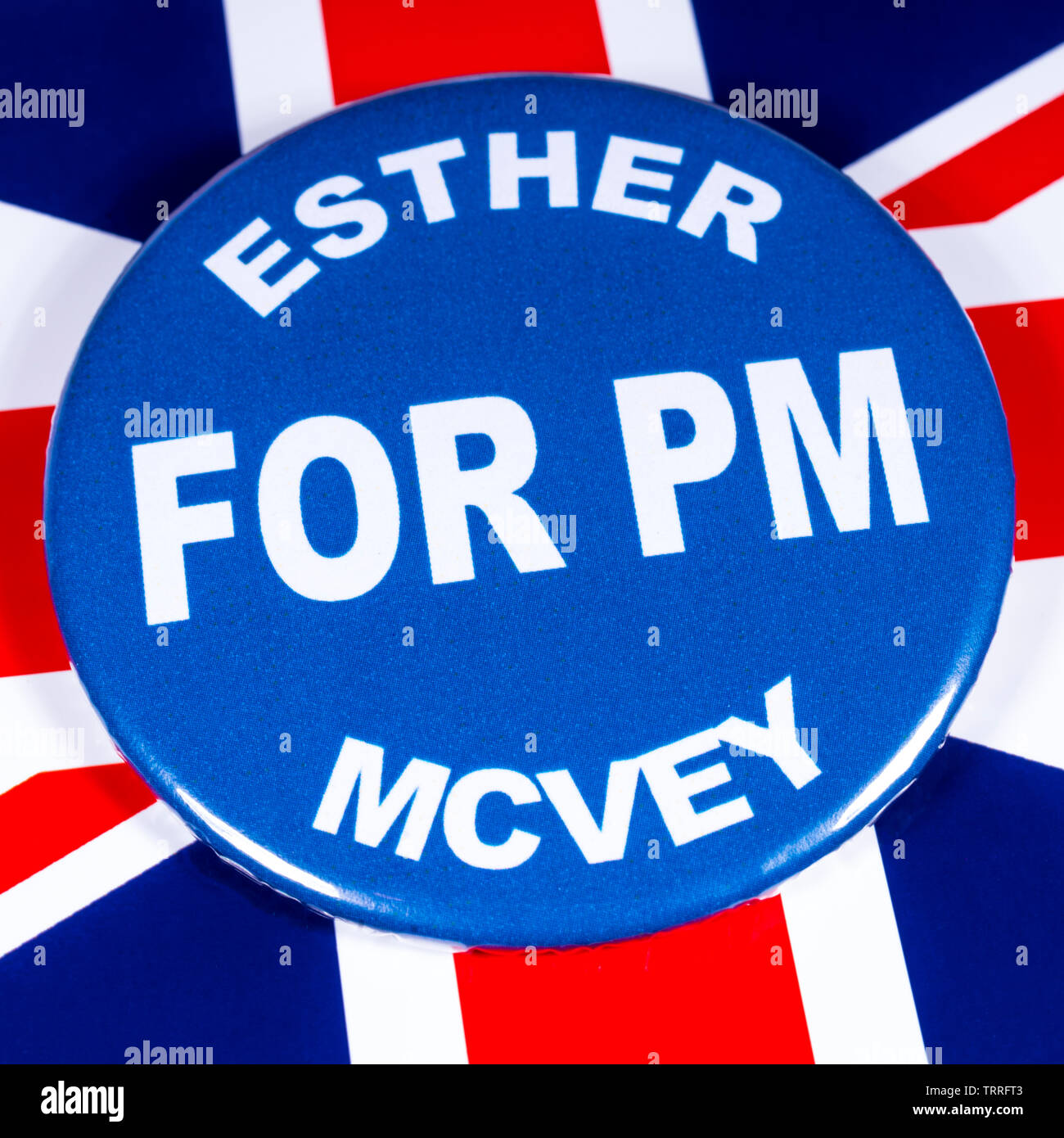 London, UK, 11. Juni 2019: ein Abzeichen mit Esther McVey für Premierminister, dargestellt über die Flagge von dem Vereinigten Königreich. Esther McVey ist einer der Kämpfer zu Stockfoto