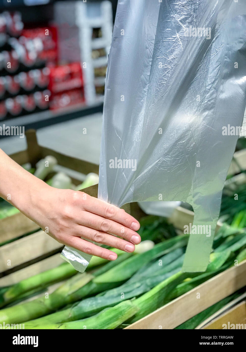 Frau nimmt Kunststoff, zellophan Shopping Bag im Supermarkt. Stockfoto