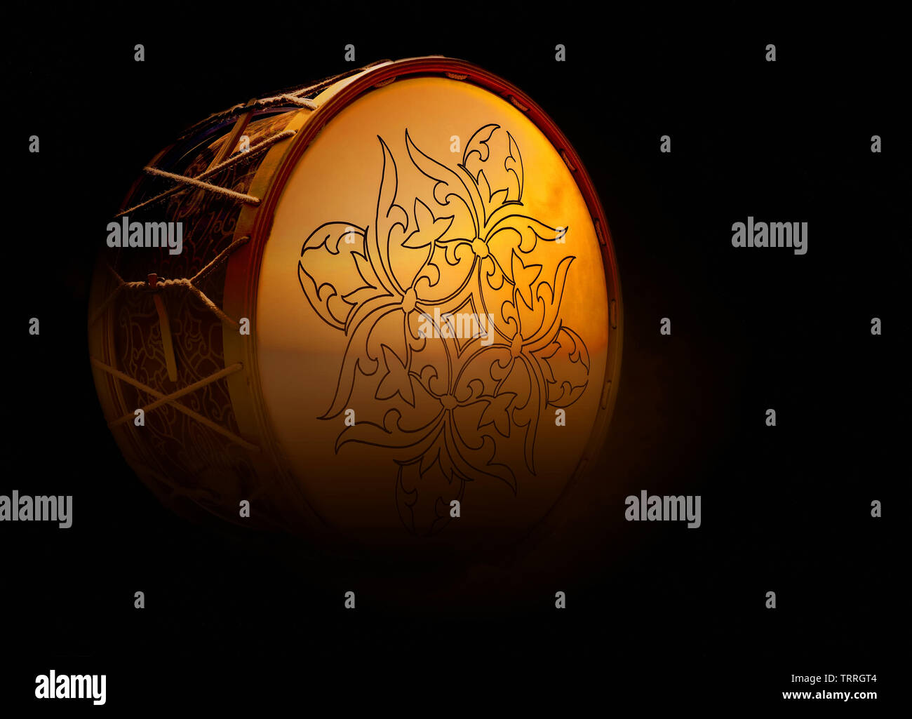Mittelalterliche Trommel mit schwarzem Hintergrund Stockfoto