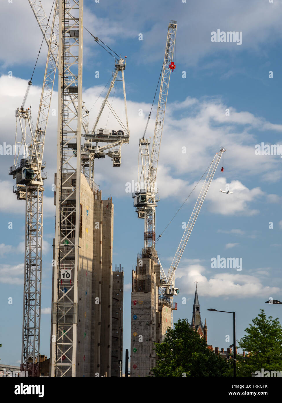 London, England, Großbritannien - Juni 3, 2019: Turmdrehkrane Cluster um den Betonkern des neuen Google UK HQ "groundscraper" Bürogebäude in King's Cr Stockfoto