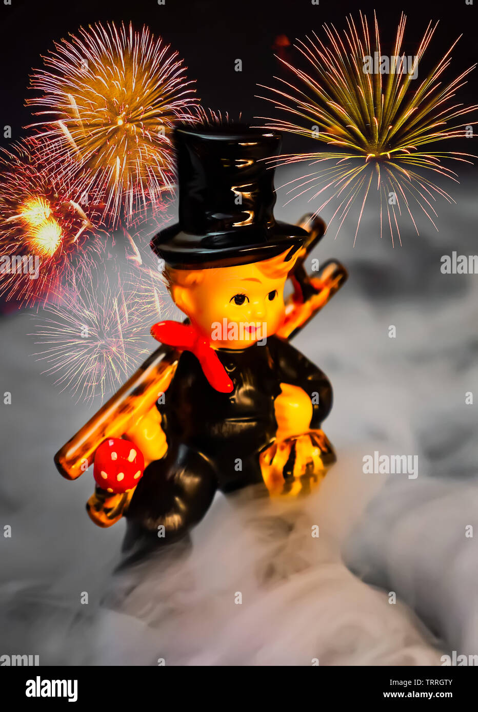 Schornsteinfeger Figur in Rauch mit Feuerwerk im Hintergrund Stockfoto