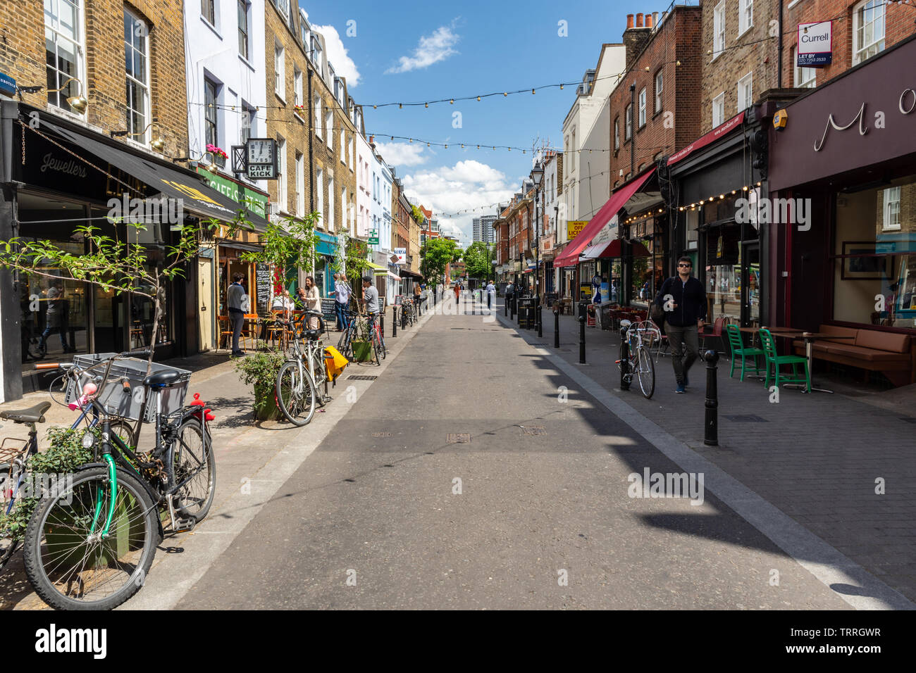 London, England, Großbritannien - Juni 3, 2019: Fußgänger durchsuchen Geschäfte und Restaurants auf Exmouth Markt in London. Stockfoto