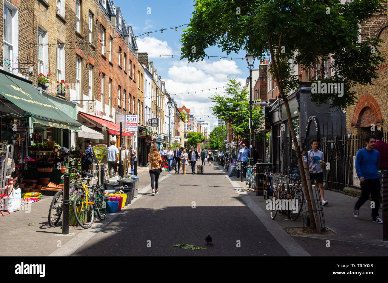 London, England, Großbritannien - Juni 3, 2019: Fußgänger durchsuchen Geschäfte und Restaurants auf Exmouth Markt in London. Stockfoto