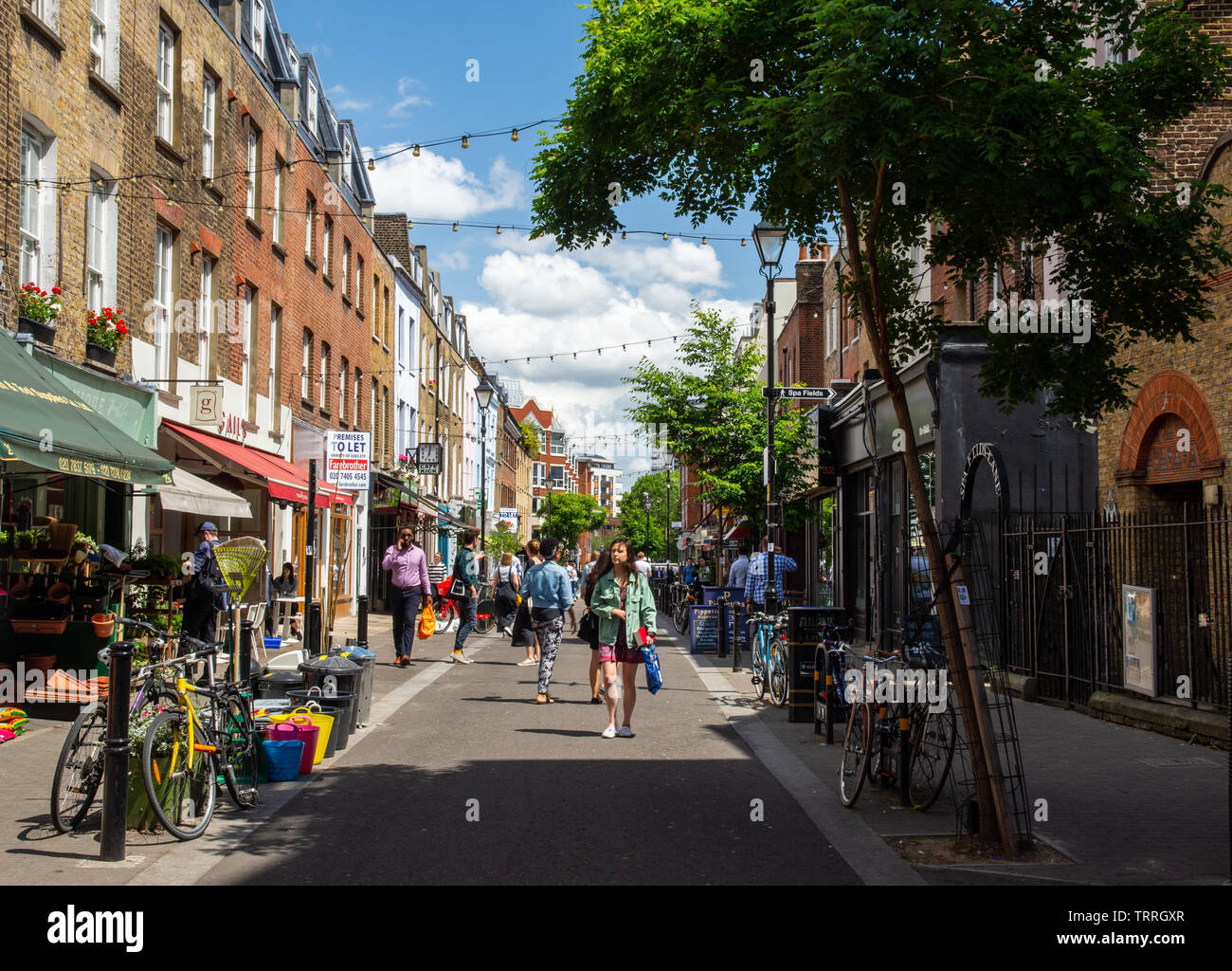 London, England, Großbritannien - Juni 3, 2019: Fußgänger durchsuchen Geschäfte und Restaurants auf Exmouth Markt in London. Stockfoto