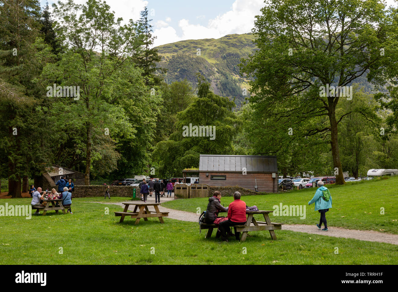 Touristen und Besucher sitzen auf Bänken, Großbritannien Stockfoto