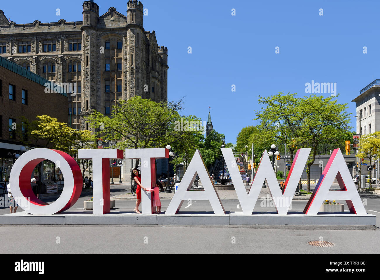 Ottawa, Kanada - Juni 8, 2019: Die riesigen Ottawa unterzeichnen in der Byward Market ist eine Attraktion für Menschen, die mit dem Zeichen darstellen möchten. Stockfoto
