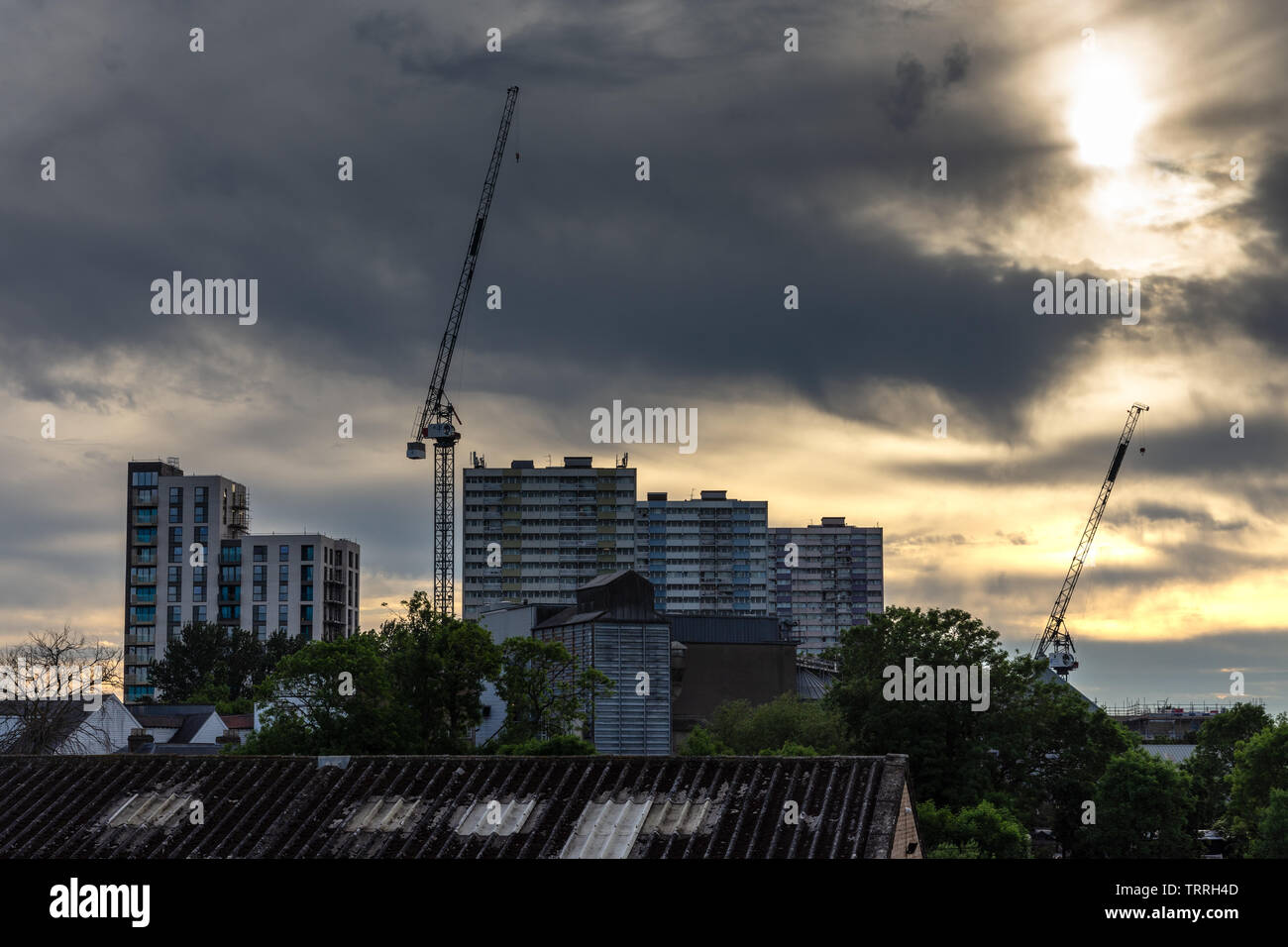 London, England, Großbritannien - 1. Juni 2019: Die Sonne hinter den restlichen tower Blocks der Alma Immobilien während der Regeneration des Gehäuses in die Erwägen Stockfoto