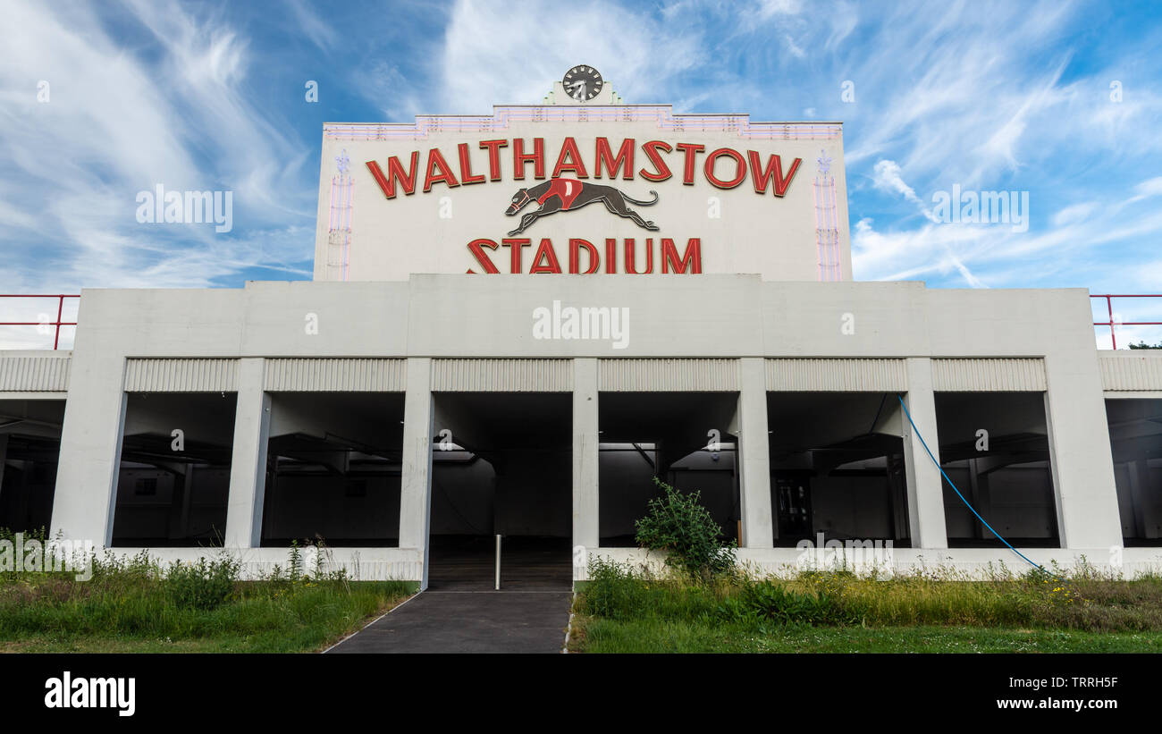 London, England, Großbritannien - 1. Juni 2019: Das art deco Glockenturm von Walthamstow Stadion steht stillgelegten nach Schließung der Greyhound Racing Track. Stockfoto