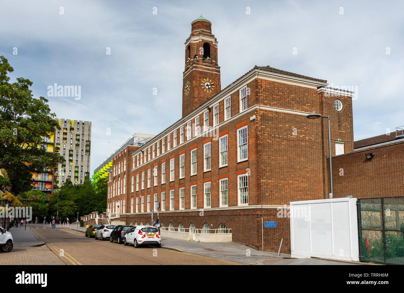 London, England, Großbritannien - 1. Juni 2019: Die Sonne scheint auf das 20. Jahrhundert brick Bellen Rathaus, Sitz des Londoner Stadtteil Abstreifen und Dagenham Rat Stockfoto