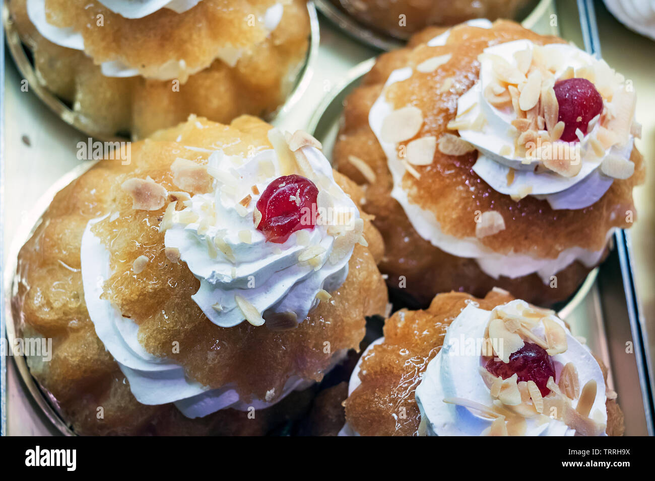 Nahaufnahme von Babas, einem traditionellen Shortcake griechische Dessert mit Sahne. Stockfoto