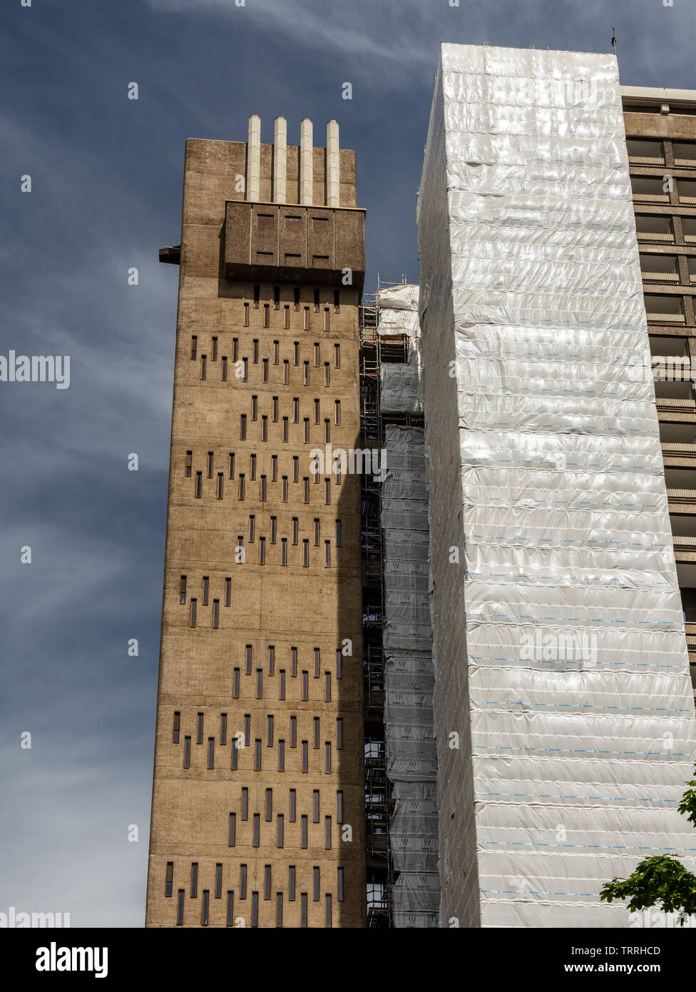 London, England, UK - Juni 1, 2019: Gerüst teilweise umschließt das brutalist konkrete Balfron Turm während Renovierungsarbeiten in Pappel, East London Stockfoto