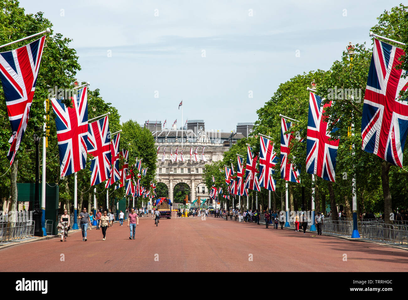 London, England, Großbritannien - 1. Juni 2019: Union Jack Fahnen wehen entlang der Mall vor einer feierlichen Veranstaltung in der Londoner City. Stockfoto