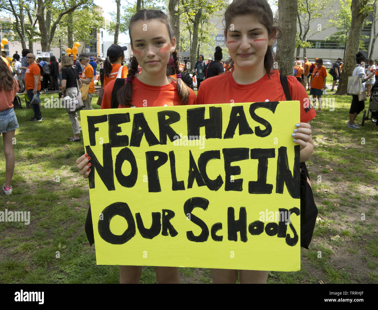 Jugendliche am NYC Solidarity Walk mit Gun Violence Survivors am Cadman Plaza in Brooklyn, NY, 8. Juni 2019. Schild sagt: „Angst hat keinen Platz in unseren Schulen.“ Stockfoto