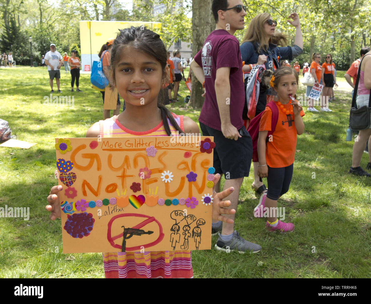 NYC Solidarity Walk mit Gun Violence Survivors auf der Cadman Plaza in Brooklyn, NY, 8. Juni 2019. Das Mädchen hält ein Zeichen, das sie gezeichnet hat. Stockfoto