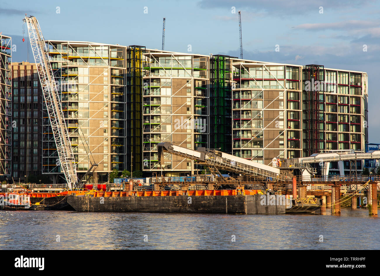 London, England, UK - 28. Mai 2019: Raub ist vom Förderband in bargest auf der Themse geladen als Teil der Tideway Super Kanalbau Proje Stockfoto