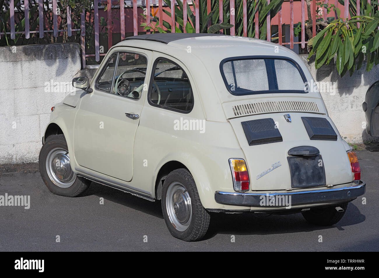 Das Auto IFIAT 500 parkt auf der Straße in Catania, Italien. Stockfoto