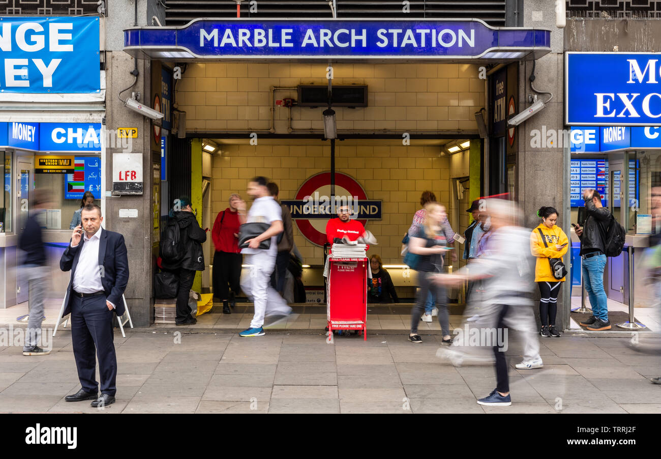 London, England, Großbritannien - 23 April, 2019: Massen von pendlern an den Eingang zu Marble Arch Tube Station bei Rush Hour auf dem Londoner Oxford Street. Stockfoto