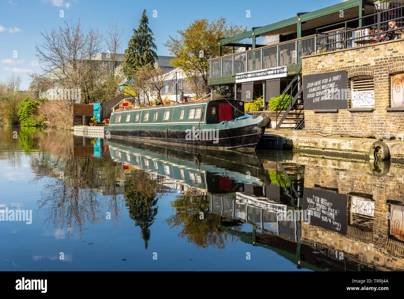 London, England, UK - 24. März 2019: Ein traditionelles Narrowboat auf dem Grand Union Canal neben Grand Junction Arms Pub in North Acton. Stockfoto