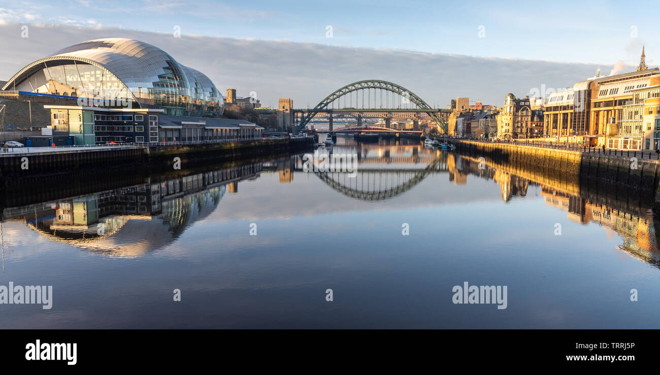 Newcastle, England, Großbritannien - Februar 5, 2019: Dämmerung Licht beleuchtet die Sage Gateshead, iconic Tyne Brücken und Newcastle Quayside am Fluss Tyne. Stockfoto