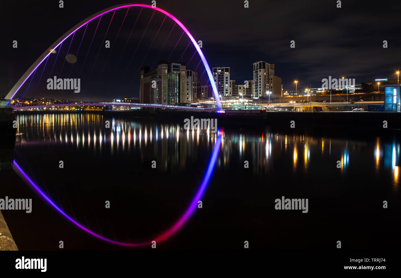 Gateshead, England, Großbritannien - Februar 3, 2019: Die baltischen Mühlen und moderne Apartment Gebäude sind in den Fluss Tyne reflektiert in der Nacht entlang Gatesh Stockfoto