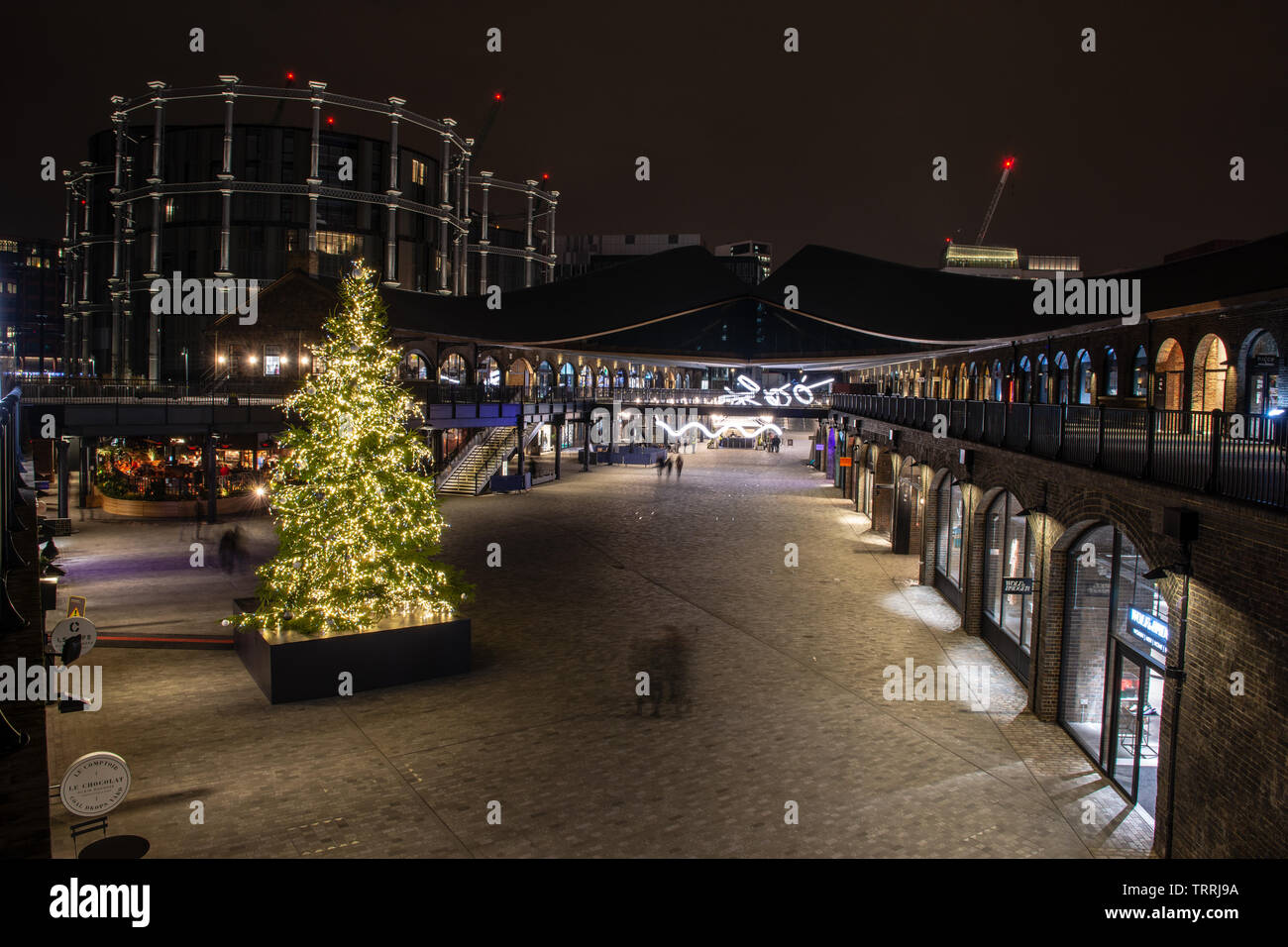 London, England, UK - Dezember 14, 2018: Die Menschen gehen vorbei Weihnachten Dekorationen in die Kohle Tropfen Einkaufszentrum in der Londoner King's Cross regeneratio Stockfoto