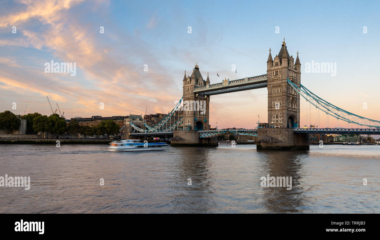 London, England, Großbritannien - 27 September 2018: Wolken über Londons ikonischen Tower Bridge Licht bei Sonnenuntergang. Stockfoto