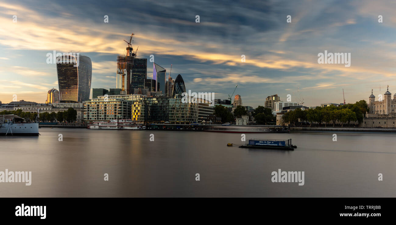 London, England, Großbritannien - 27 September 2018: Sonnenuntergang leuchtet die Wolkenkratzer der Stadt Skyline von London. Stockfoto