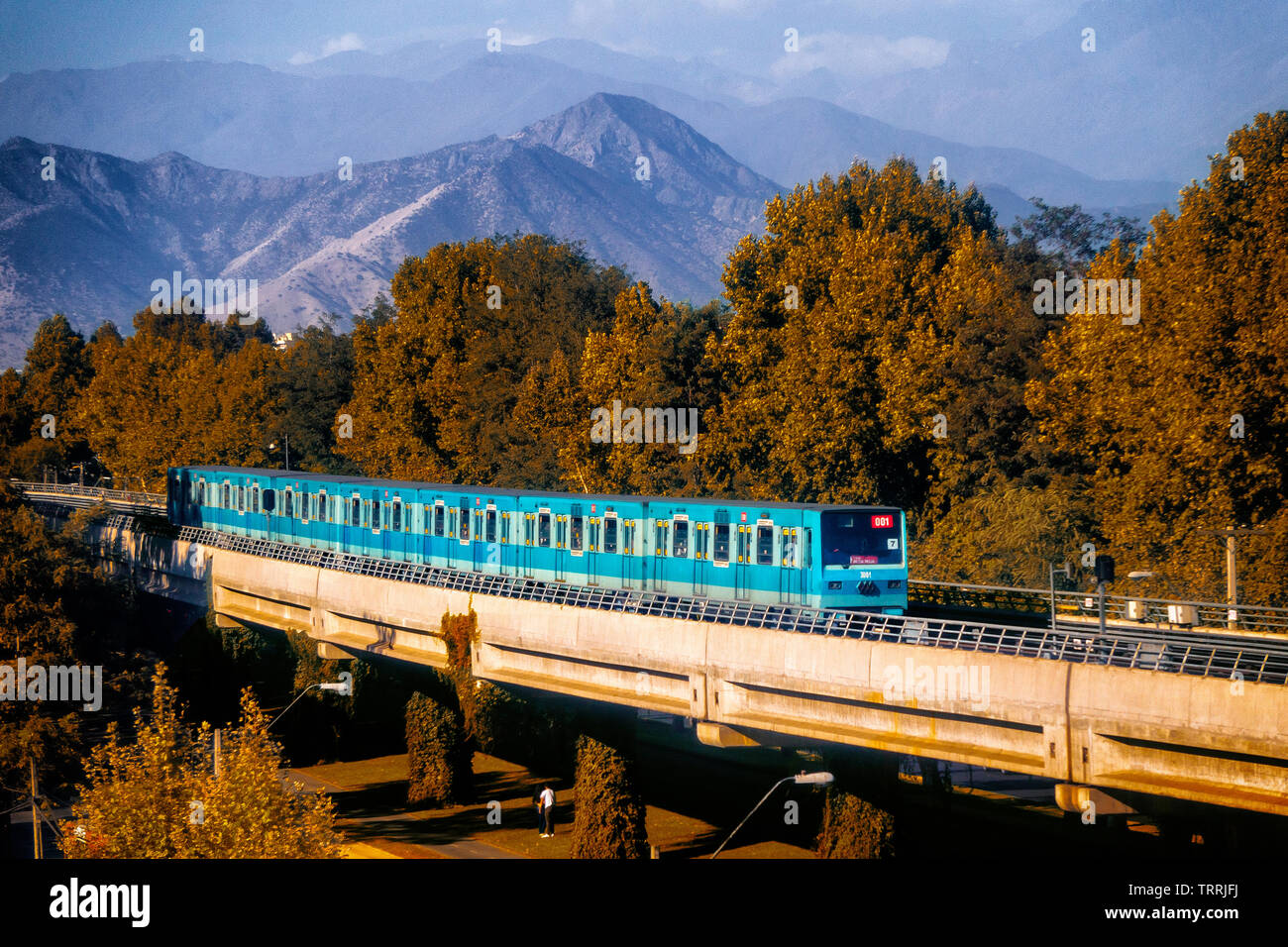 SANTIAGO, CHILE - Februar 2016: EINE U-Bahn von Santiago geht in die erhöhten Titel zu seiner nächsten Station. Stockfoto