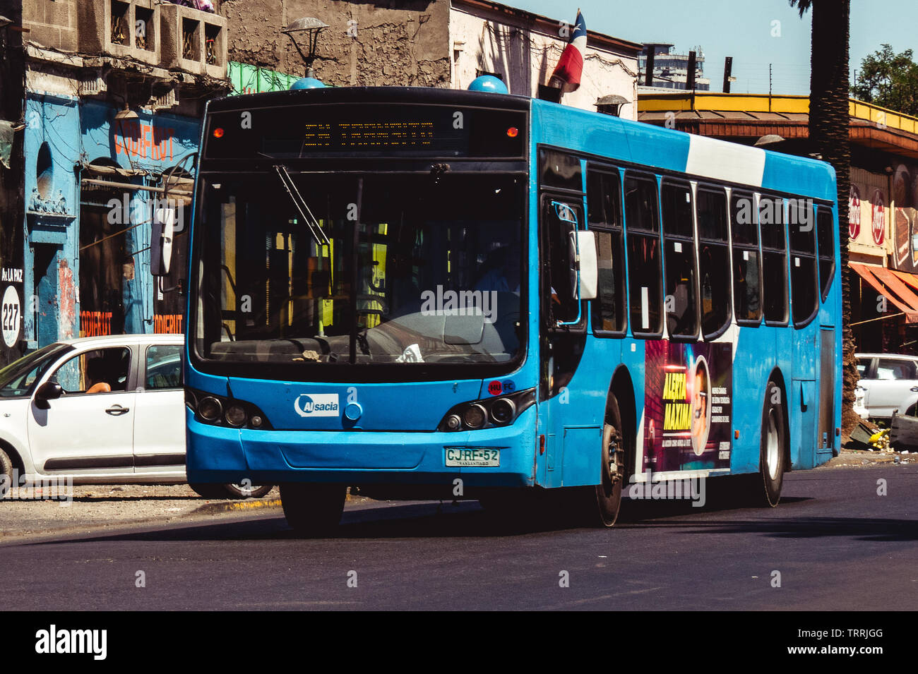 SANTIAGO, CHILE - Oktober 2014: Ein transantiago Bus auf dem Weg zum Depot. Stockfoto