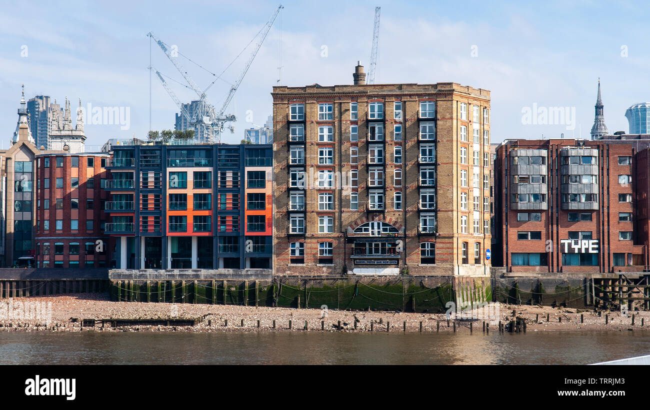 London, England, Großbritannien - 15 April 2010: Die Sonne scheint auf Wohnhäuser und Bürogebäude an der Seite der Themse in der Londoner City. Stockfoto