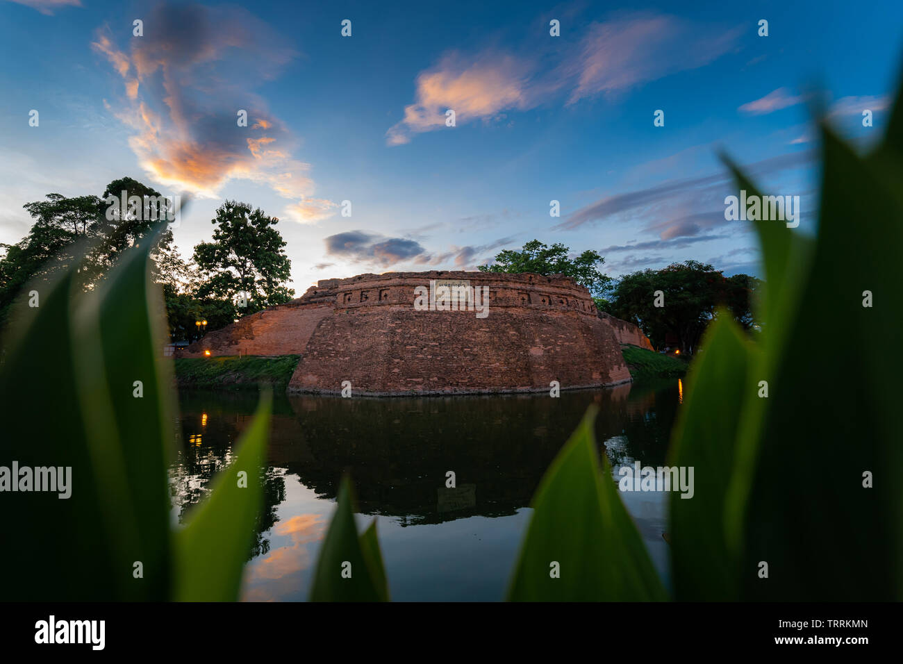 Chiang Mai die alte Stadtmauer und Wassergräben im Sonnenuntergang Himmel Stockfoto