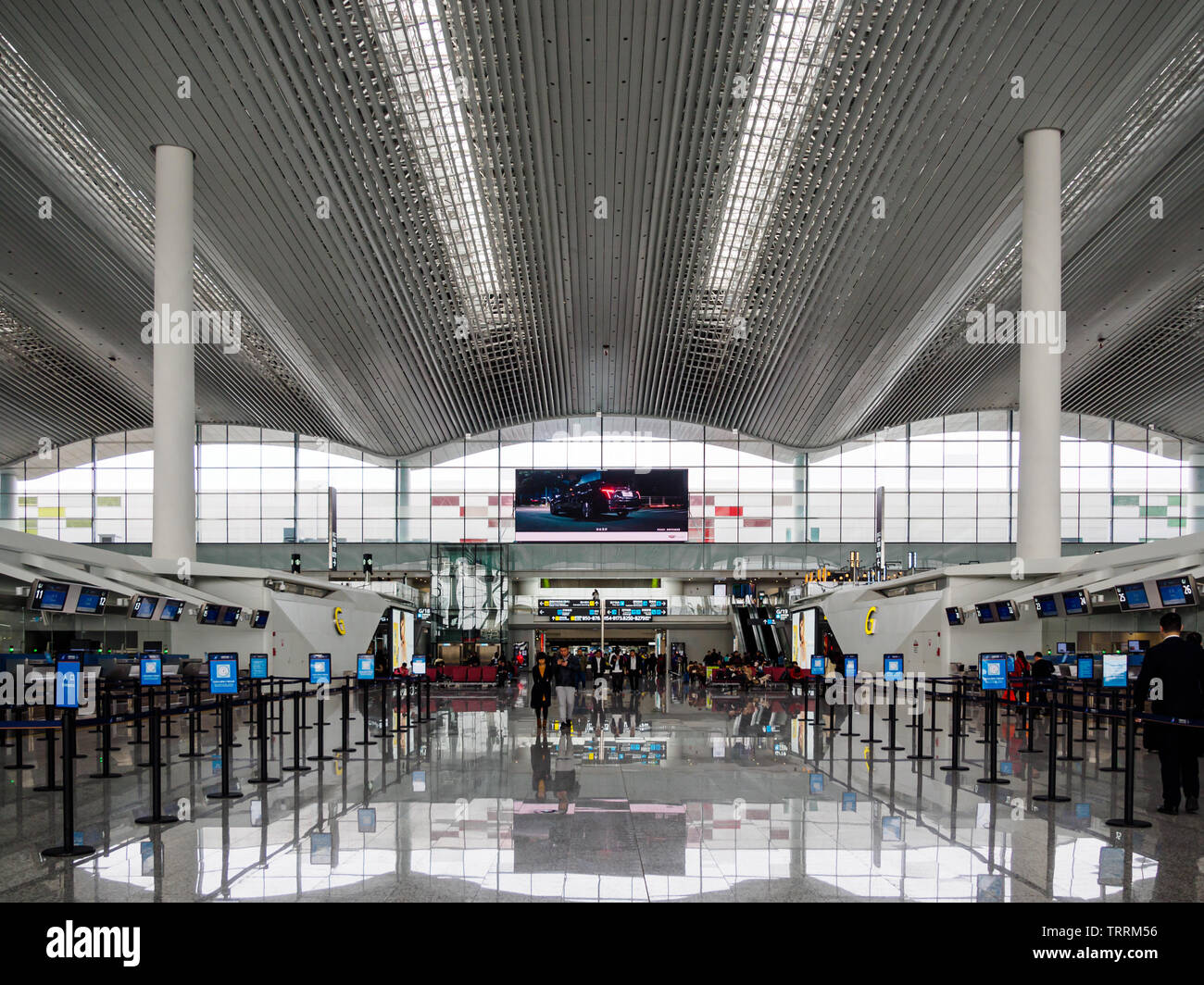 BAIYUN, GUANGZHOU, China - 10 MAR 2019 - Leer Check-in Leitungen während einer Ruhepause am Flughafen Baiyun, Guangzhou Baiyun ist einer der verkehrsreichsten Flughäfen Stockfoto
